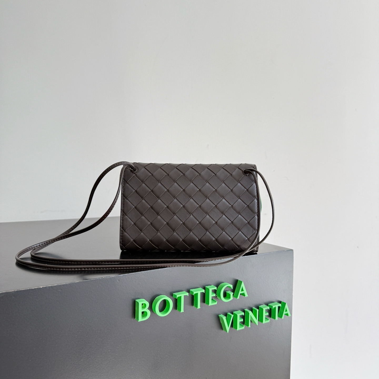 BOTTEGA VENETA 보테가베네타 안디아모 인트레치아토 플라워 참 크로스바디 백 3