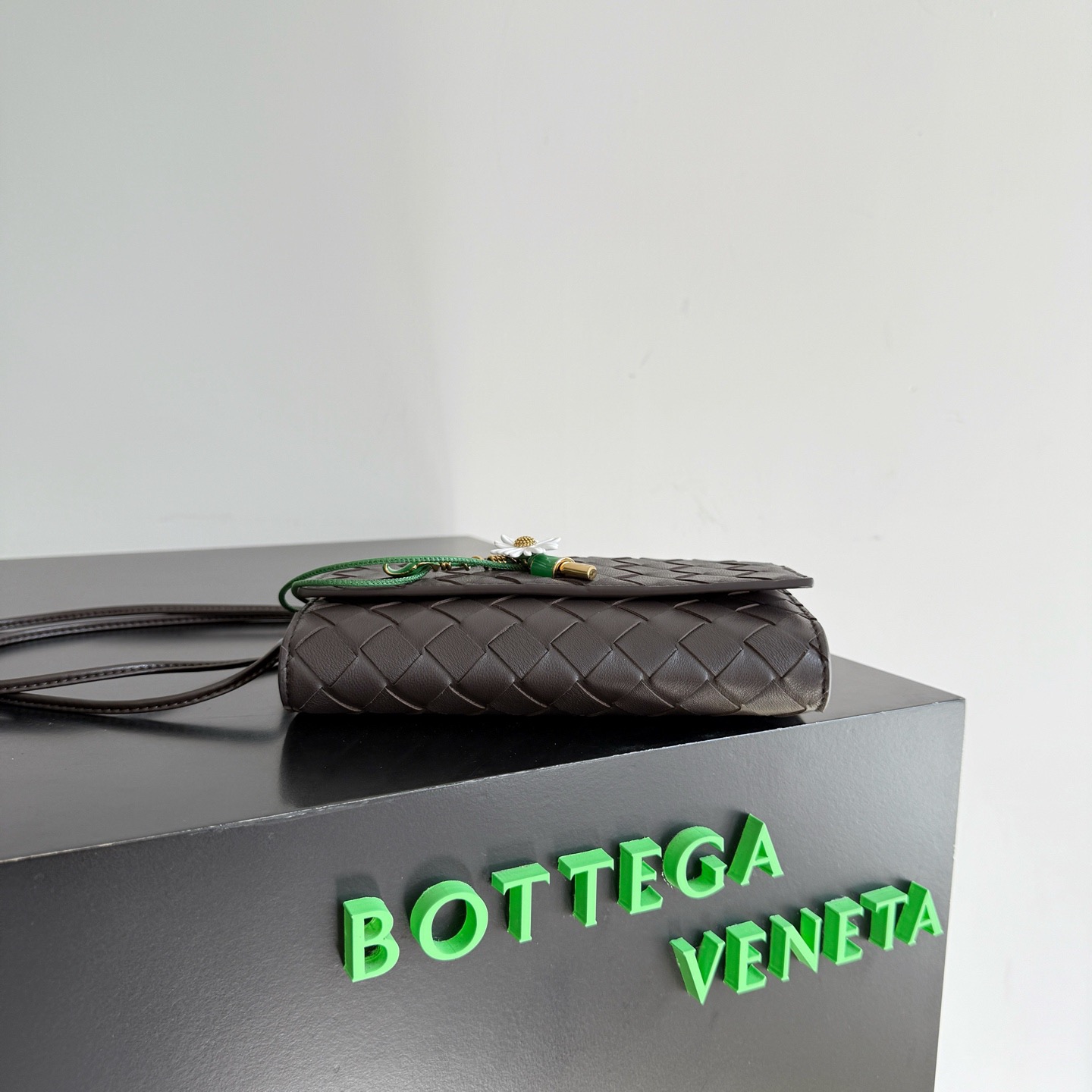 BOTTEGA VENETA 보테가베네타 안디아모 인트레치아토 플라워 참 크로스바디 백 4