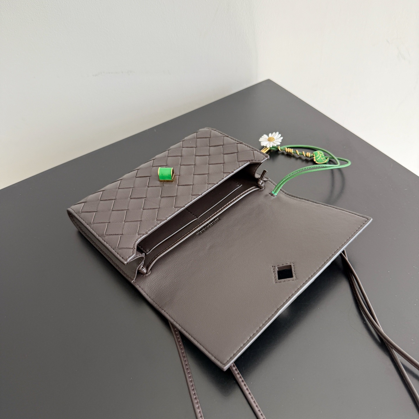 BOTTEGA VENETA 보테가베네타 안디아모 인트레치아토 플라워 참 크로스바디 백 7