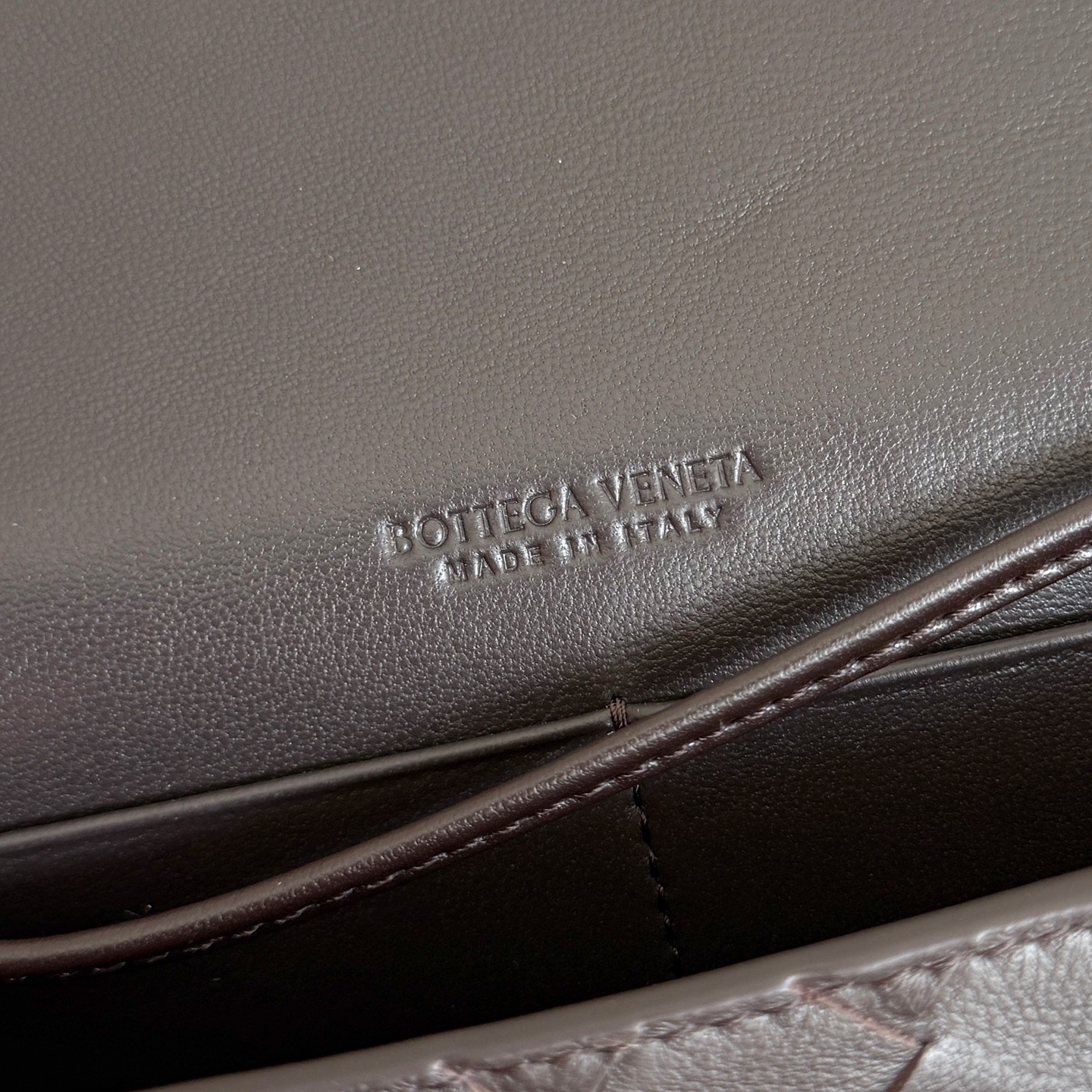 BOTTEGA VENETA 보테가베네타 안디아모 인트레치아토 플라워 참 크로스바디 백 8