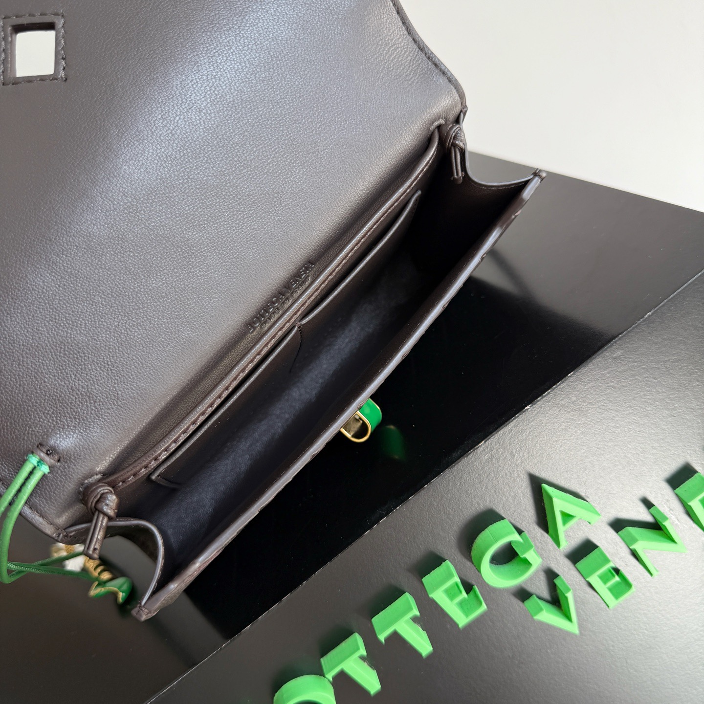 BOTTEGA VENETA 보테가베네타 안디아모 인트레치아토 플라워 참 크로스바디 백 9