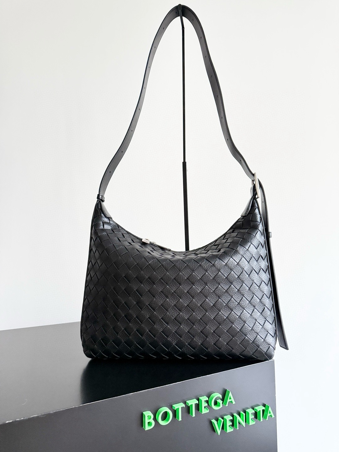 BOTTEGA VENETA 보테가베네타 Traveler 트래블러 사슴가죽 숄더백 1