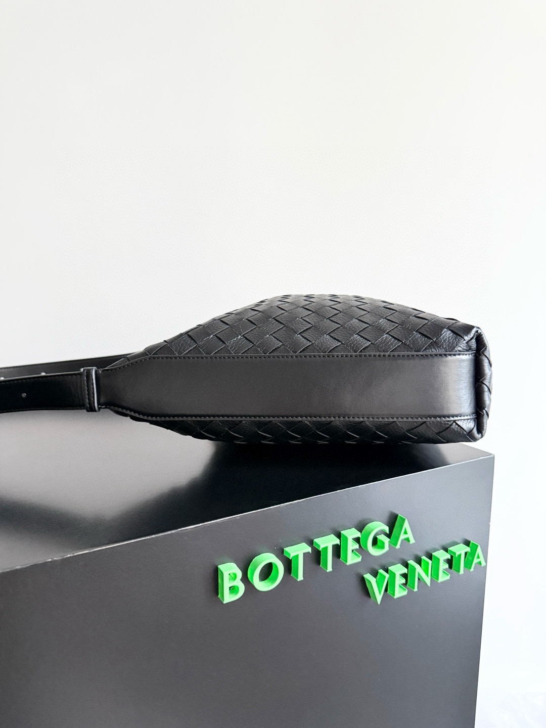 BOTTEGA VENETA 보테가베네타 Traveler 트래블러 사슴가죽 숄더백 3