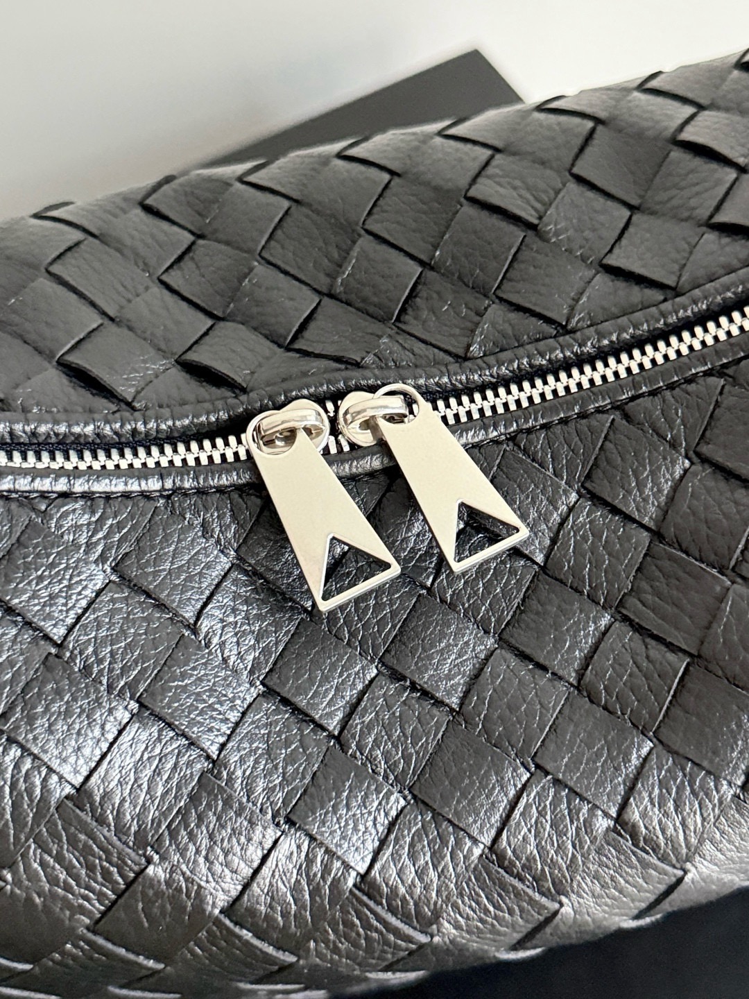 BOTTEGA VENETA 보테가베네타 Traveler 트래블러 사슴가죽 숄더백 5