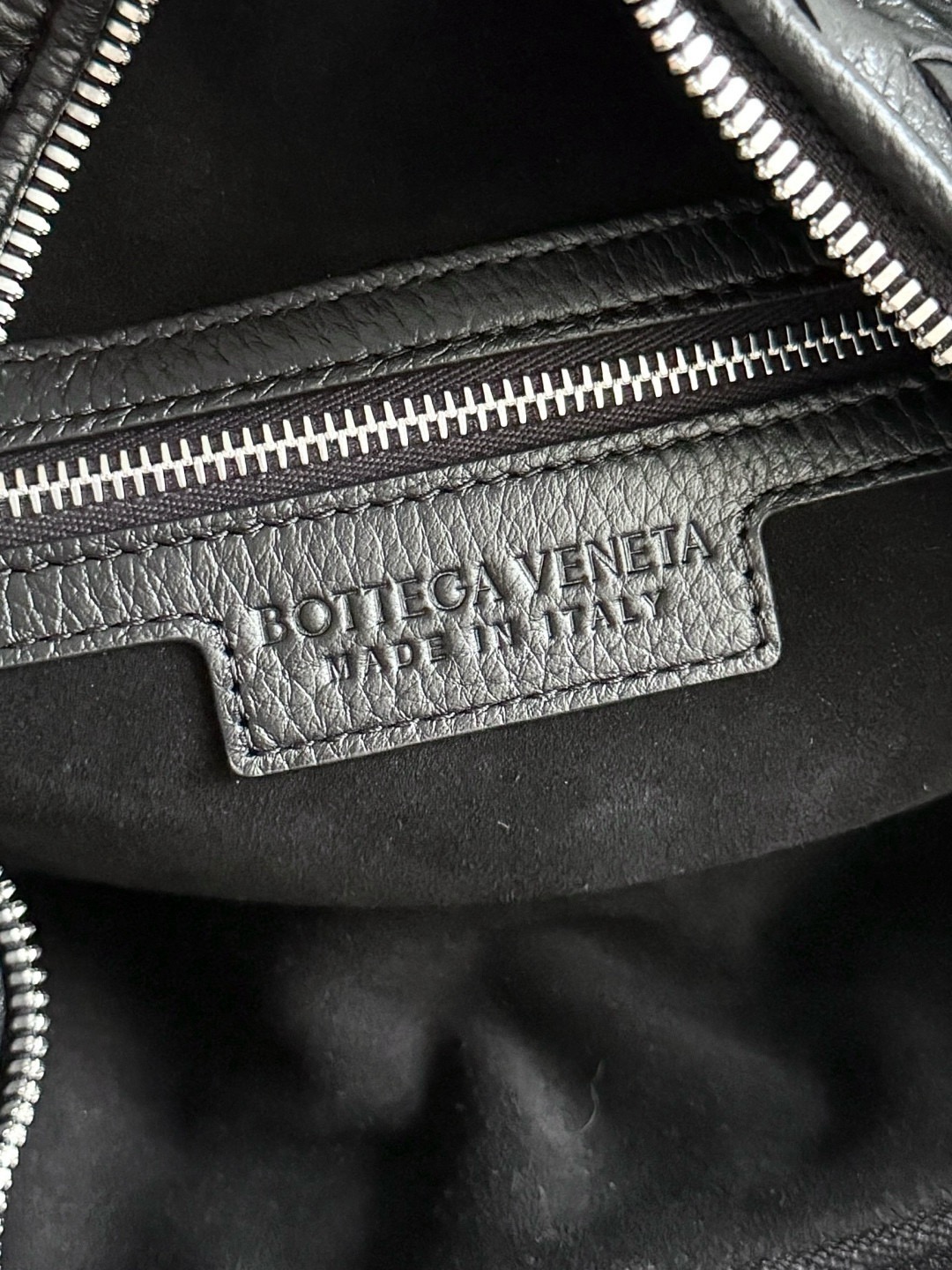 BOTTEGA VENETA 보테가베네타 Traveler 트래블러 사슴가죽 숄더백 7