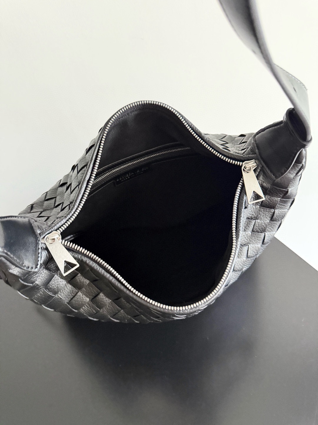 BOTTEGA VENETA 보테가베네타 Traveler 트래블러 사슴가죽 숄더백 9