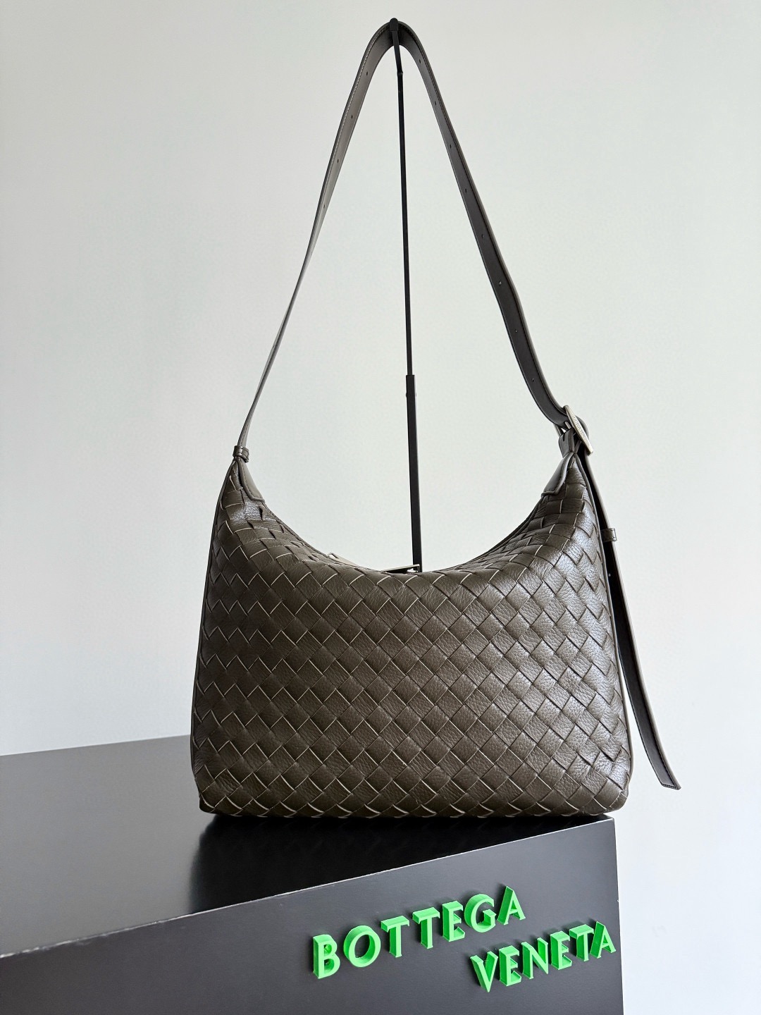 BOTTEGA VENETA 보테가베네타 트래블러 사슴가죽 인트레치아토 숄더백 1