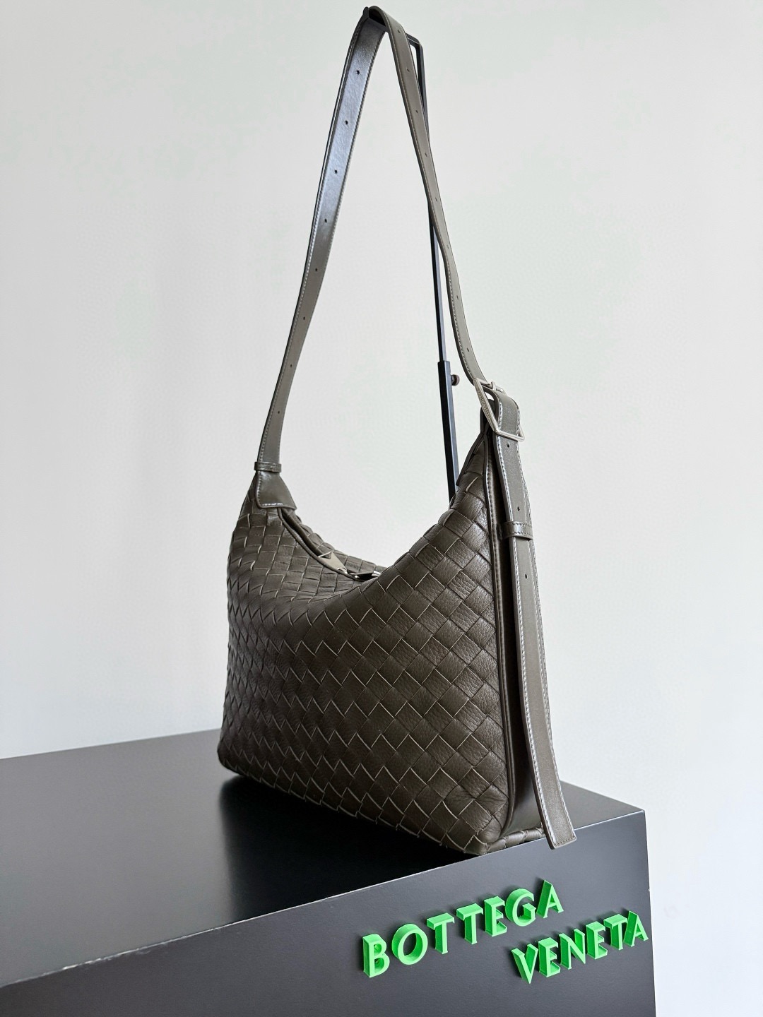 BOTTEGA VENETA 보테가베네타 트래블러 사슴가죽 인트레치아토 숄더백 2