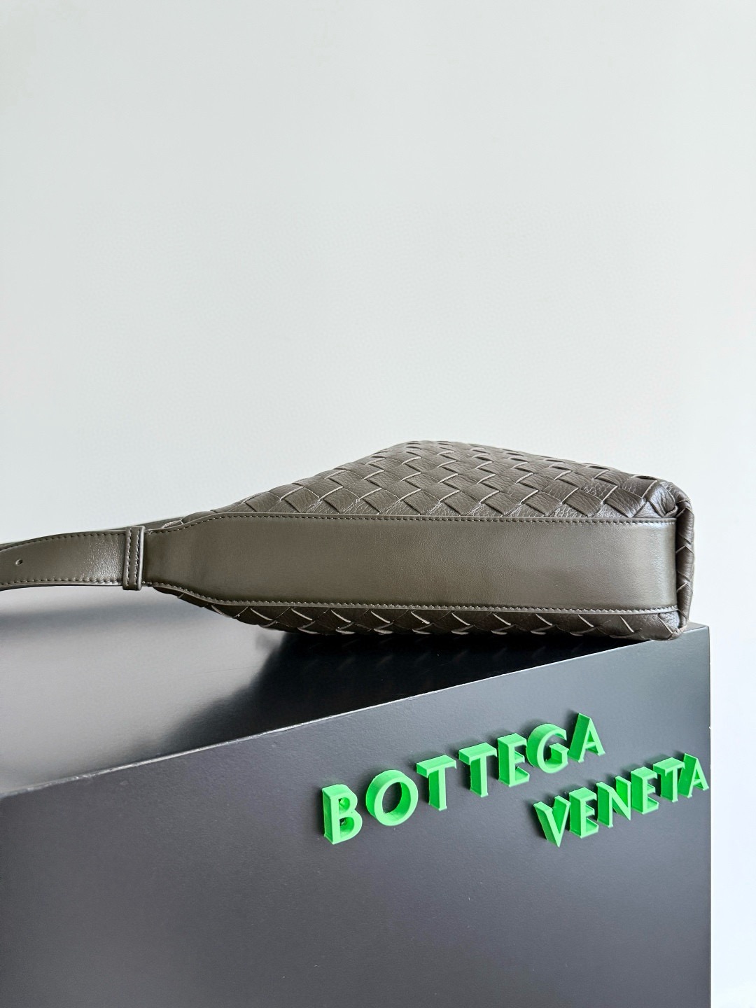 BOTTEGA VENETA 보테가베네타 트래블러 사슴가죽 인트레치아토 숄더백 3