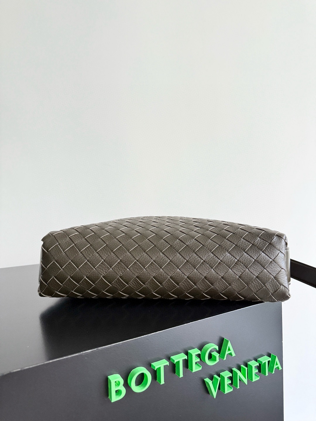 BOTTEGA VENETA 보테가베네타 트래블러 사슴가죽 인트레치아토 숄더백 4