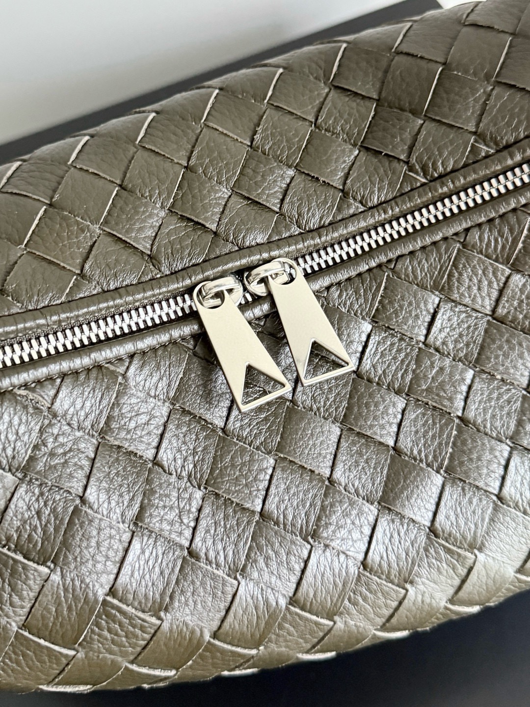 BOTTEGA VENETA 보테가베네타 트래블러 사슴가죽 인트레치아토 숄더백 5