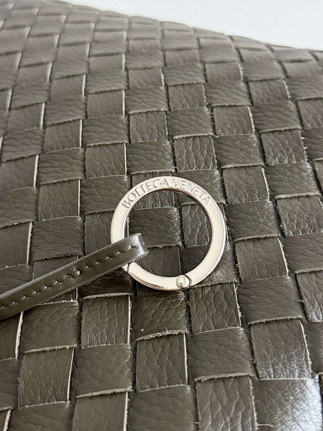 BOTTEGA VENETA 보테가베네타 트래블러 사슴가죽 인트레치아토 숄더백 6