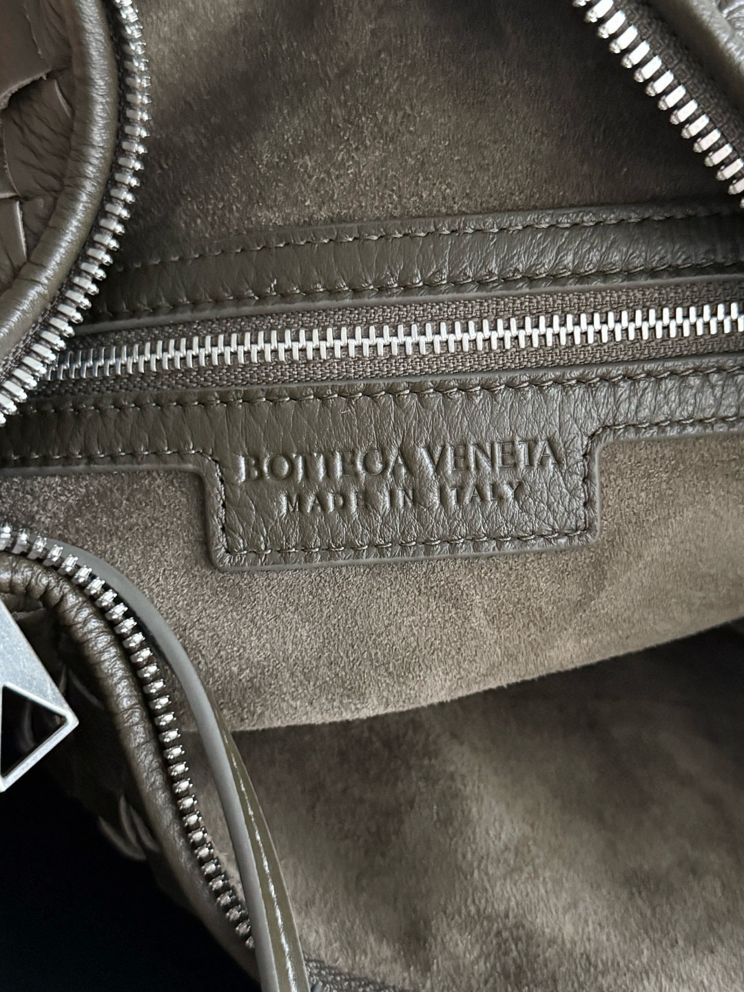 BOTTEGA VENETA 보테가베네타 트래블러 사슴가죽 인트레치아토 숄더백 7