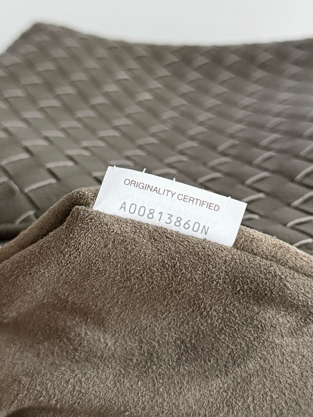 BOTTEGA VENETA 보테가베네타 트래블러 사슴가죽 인트레치아토 숄더백 8