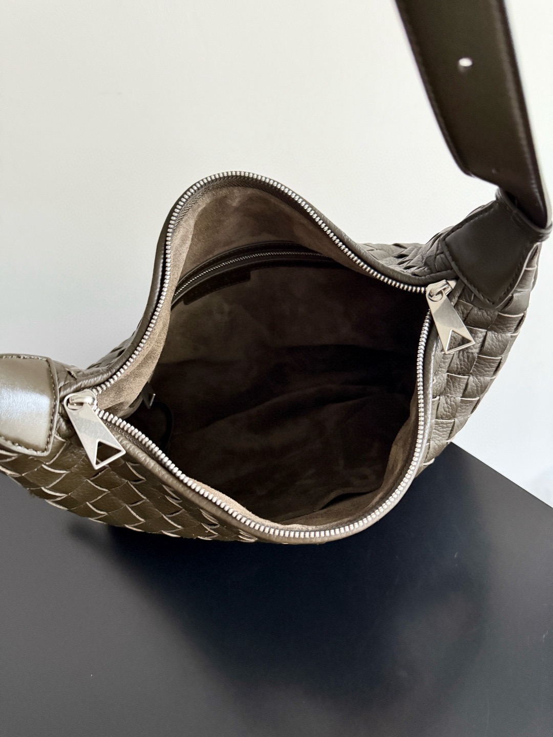 BOTTEGA VENETA 보테가베네타 트래블러 사슴가죽 인트레치아토 숄더백 9