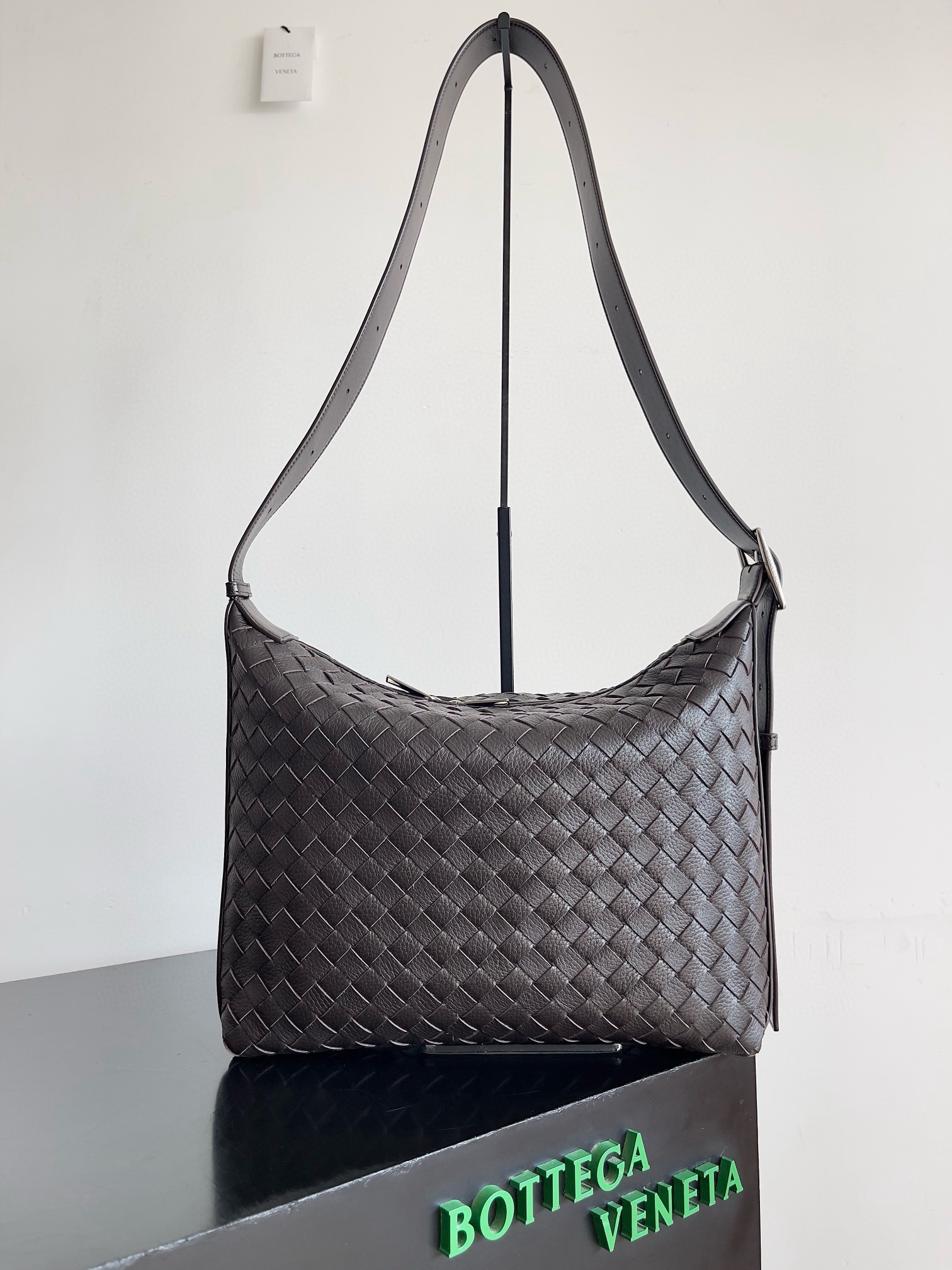 BOTTEGA VENETA 보테가베네타 트래블러 사슴가죽 인트레치아토 숄더백 1