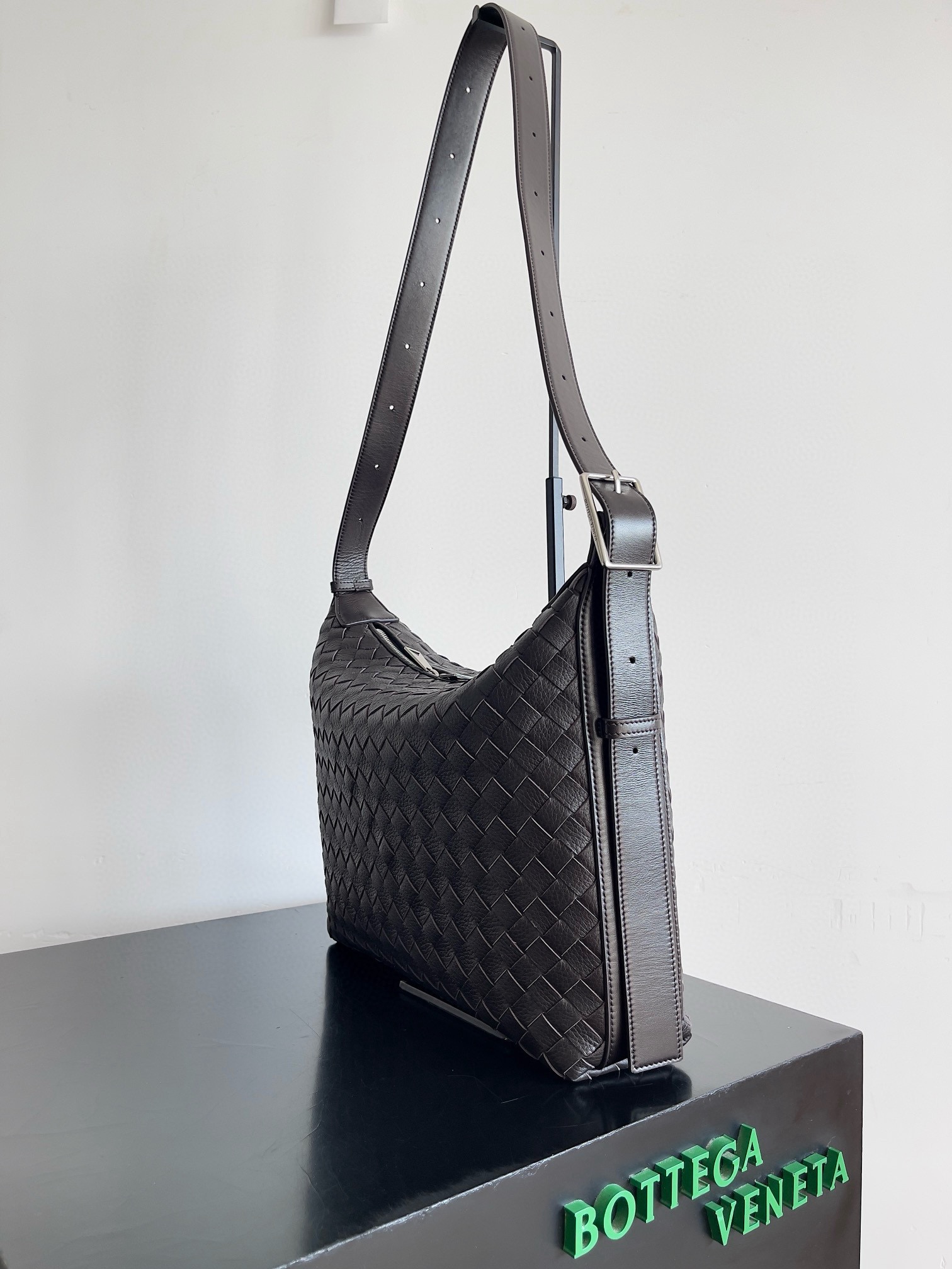 BOTTEGA VENETA 보테가베네타 트래블러 사슴가죽 인트레치아토 숄더백 2