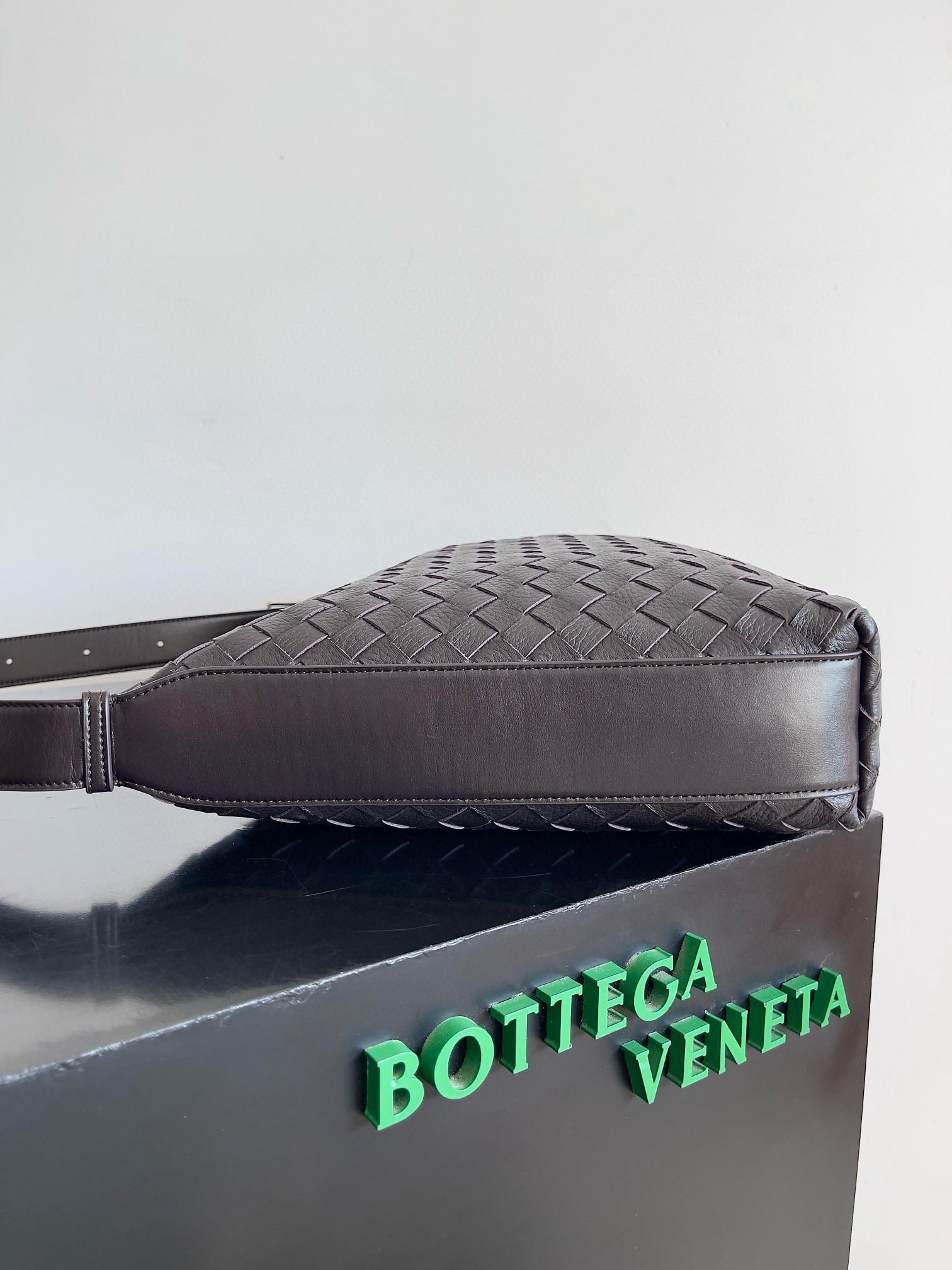 BOTTEGA VENETA 보테가베네타 트래블러 사슴가죽 인트레치아토 숄더백 3