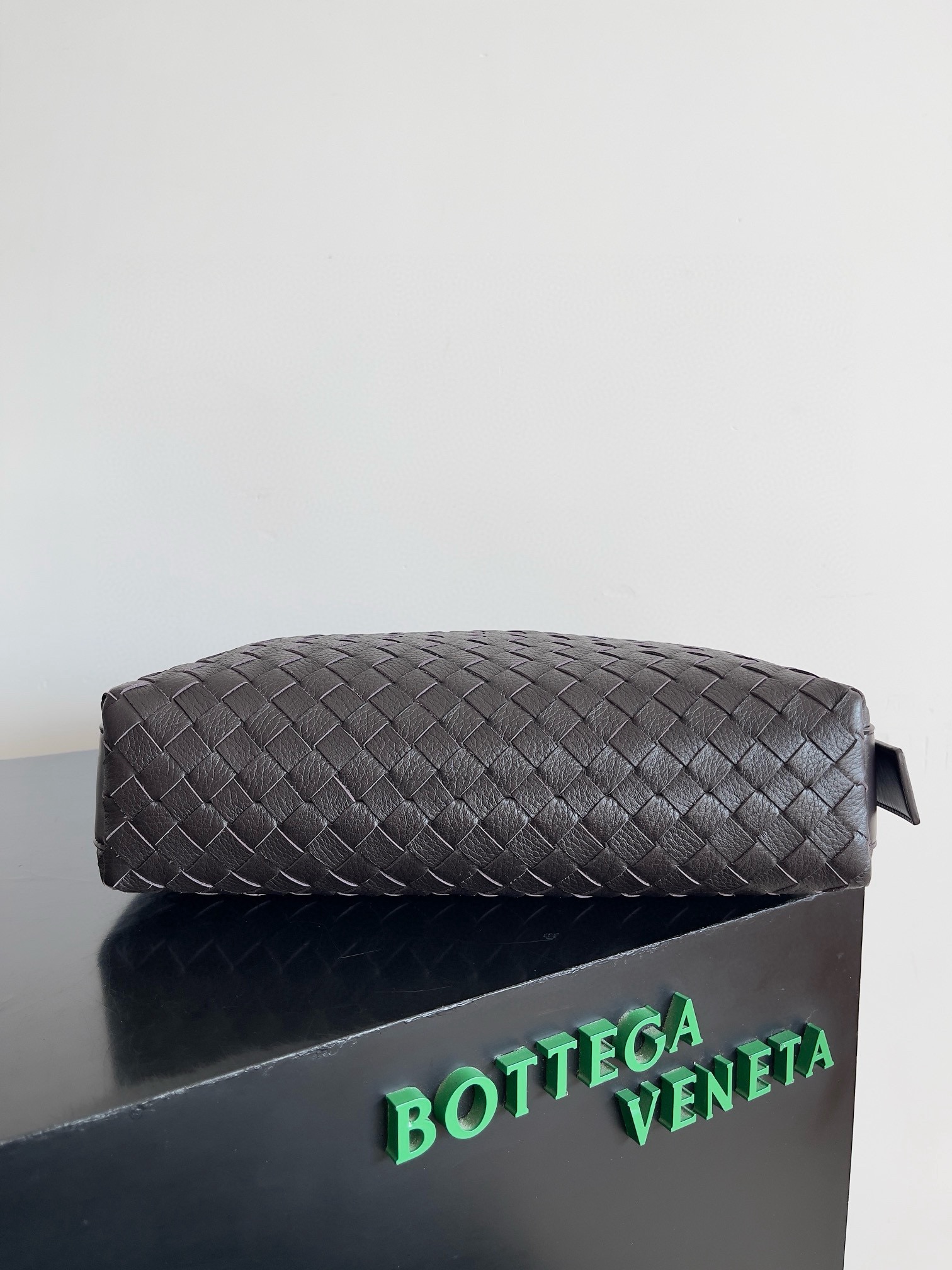 BOTTEGA VENETA 보테가베네타 트래블러 사슴가죽 인트레치아토 숄더백 4