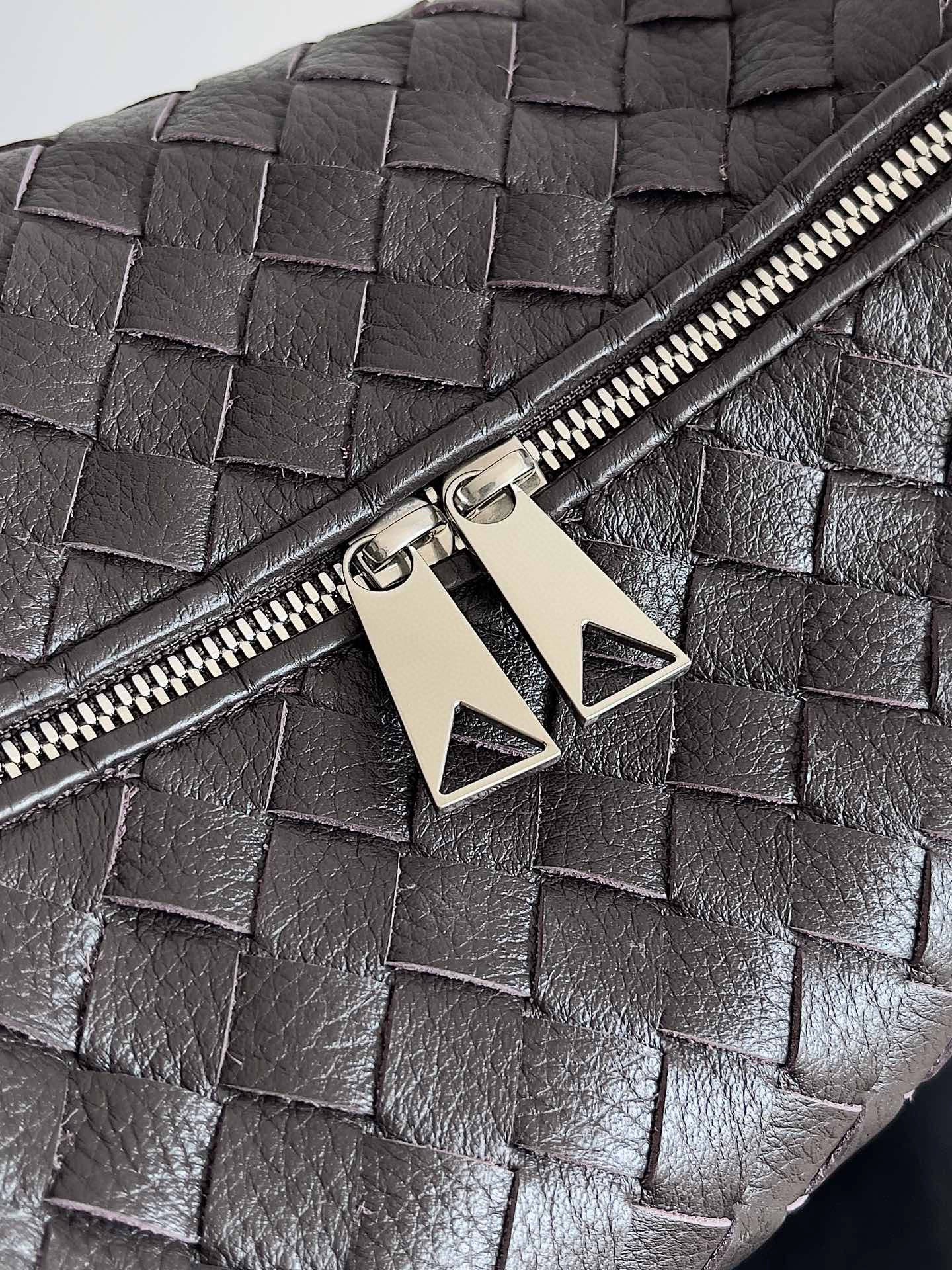 BOTTEGA VENETA 보테가베네타 트래블러 사슴가죽 인트레치아토 숄더백 5