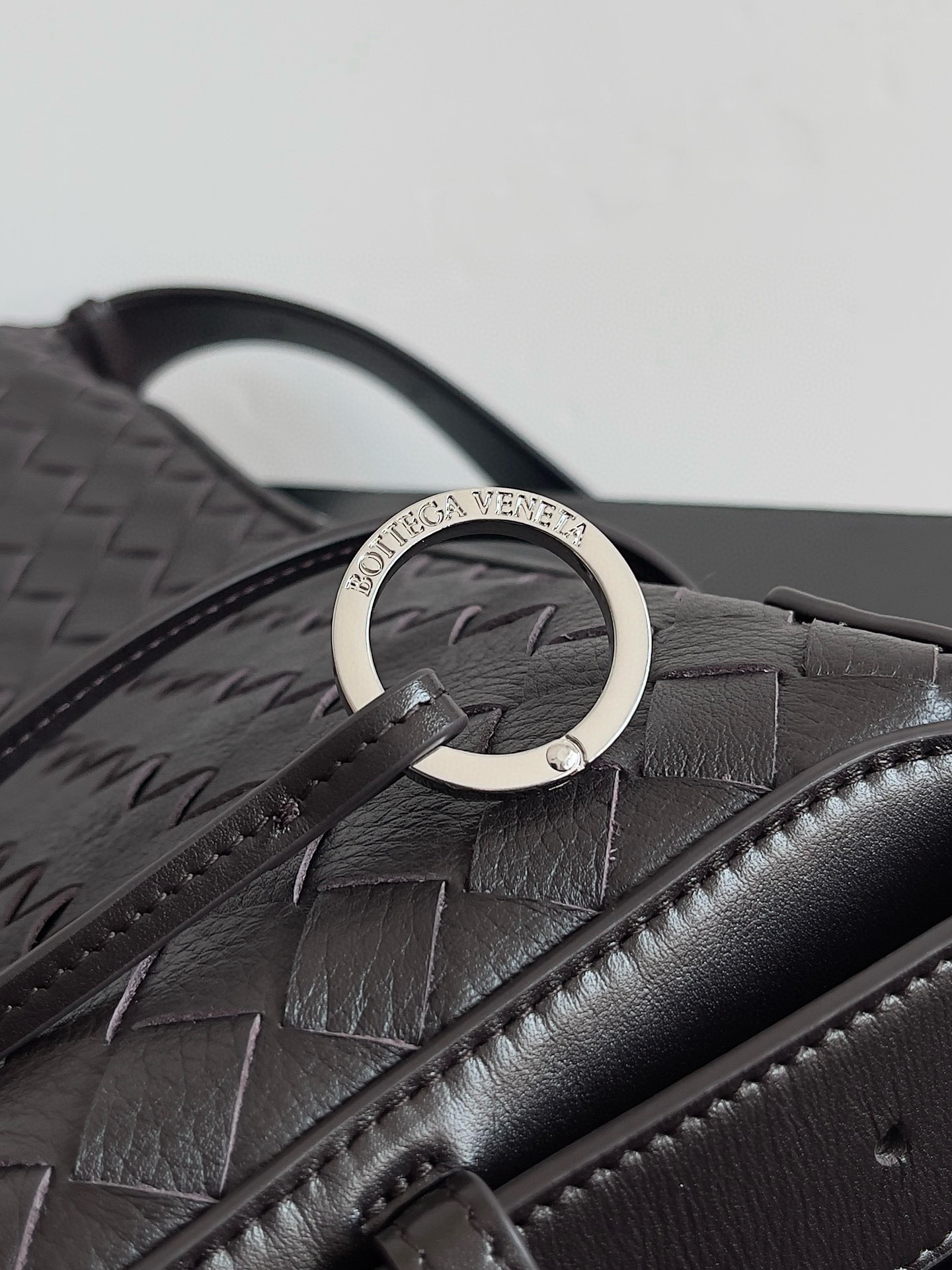 BOTTEGA VENETA 보테가베네타 트래블러 사슴가죽 인트레치아토 숄더백 6