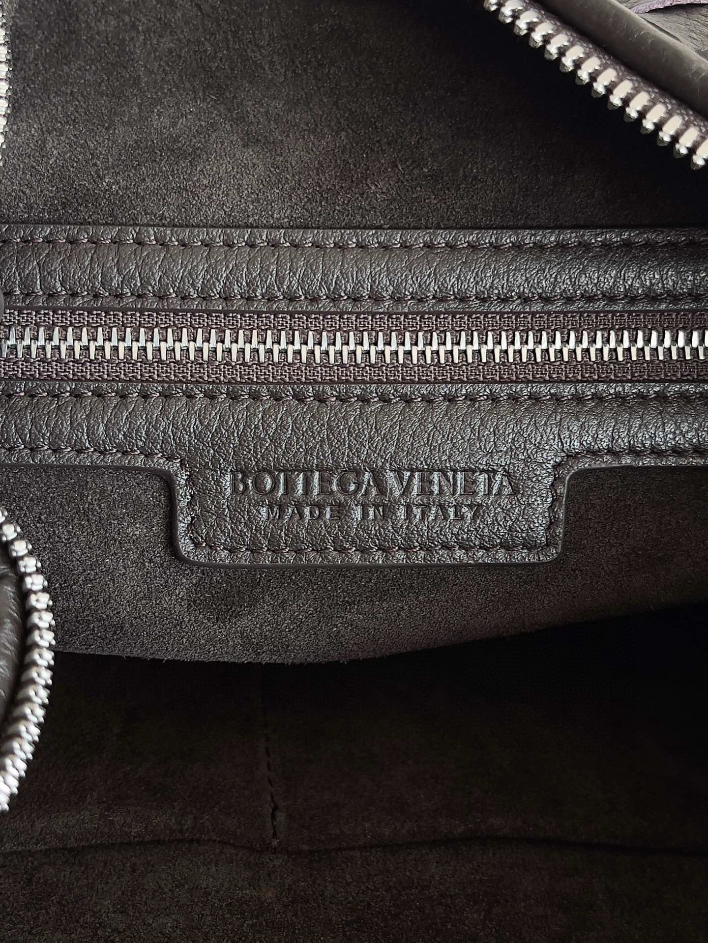 BOTTEGA VENETA 보테가베네타 트래블러 사슴가죽 인트레치아토 숄더백 7