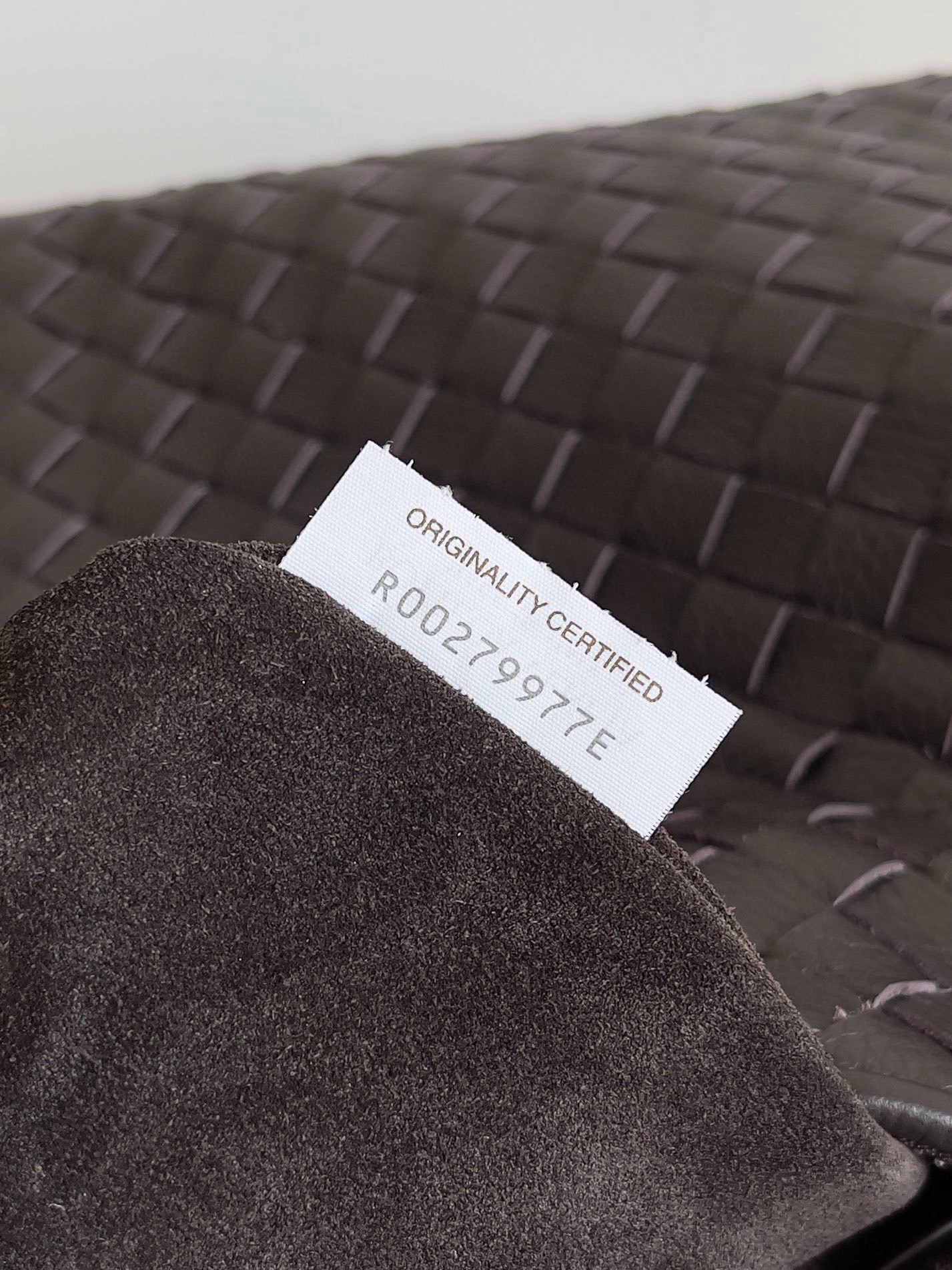 BOTTEGA VENETA 보테가베네타 트래블러 사슴가죽 인트레치아토 숄더백 8