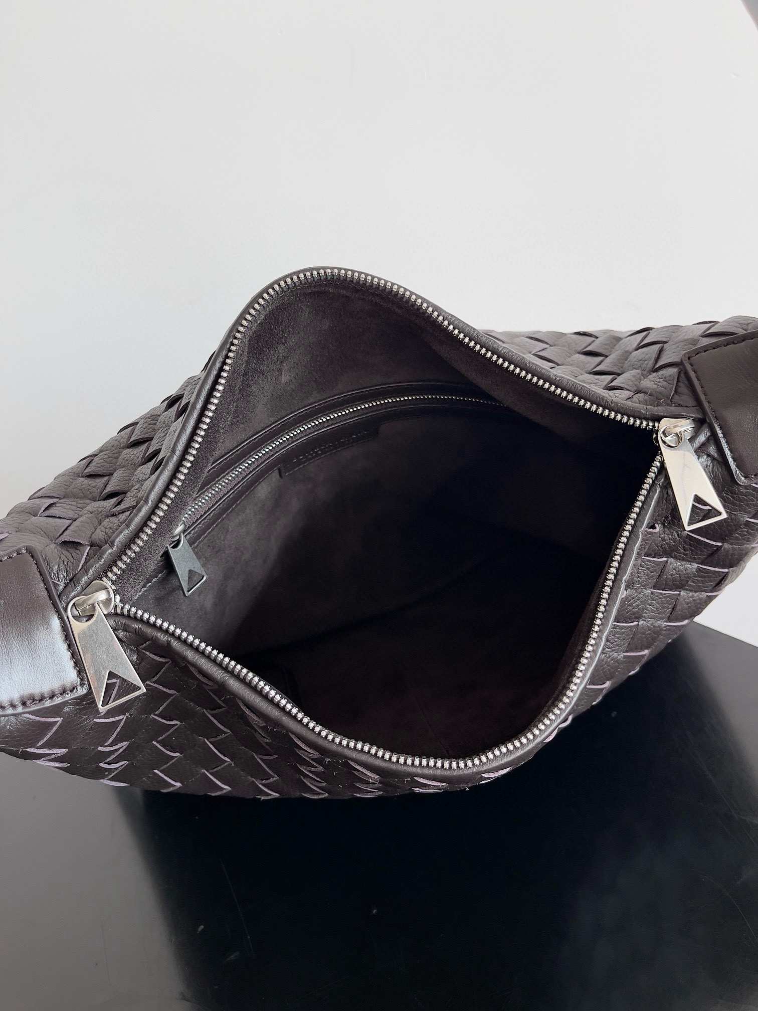 BOTTEGA VENETA 보테가베네타 트래블러 사슴가죽 인트레치아토 숄더백 9