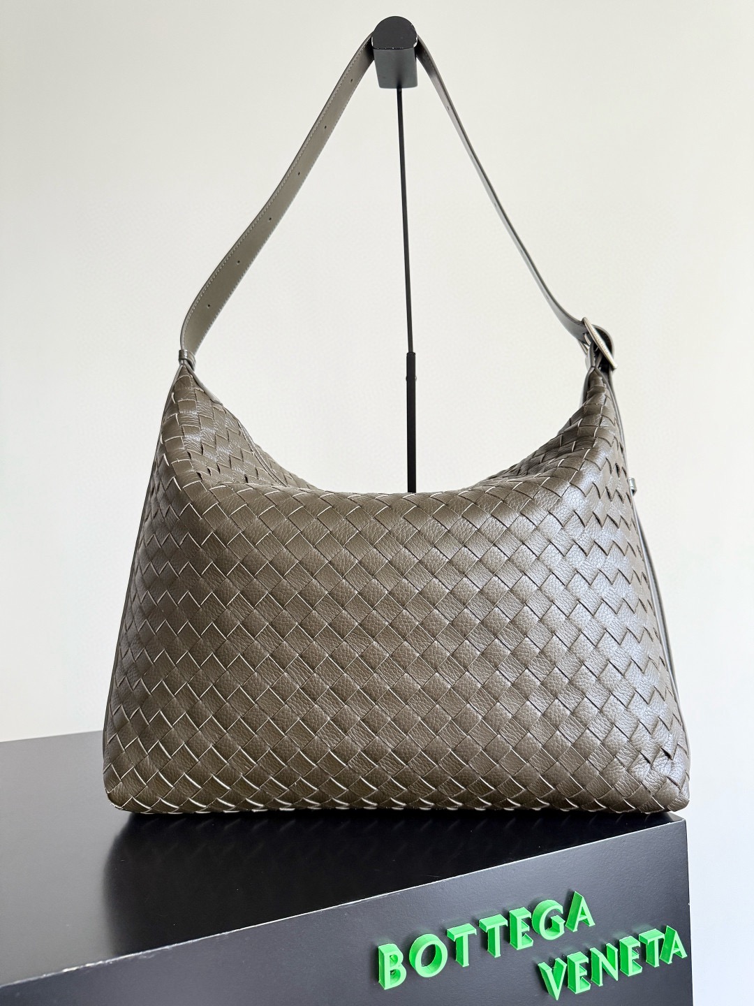 BOTTEGA VENETA 보테가베네타 트래블러 인트레치아토 디어 레더 숄더백 6