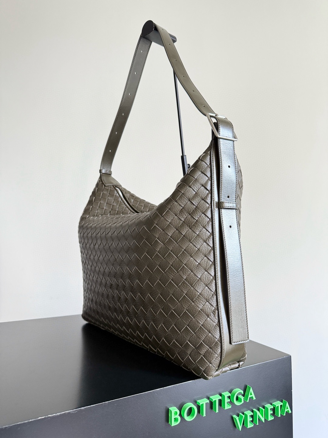 BOTTEGA VENETA 보테가베네타 트래블러 인트레치아토 디어 레더 숄더백 7