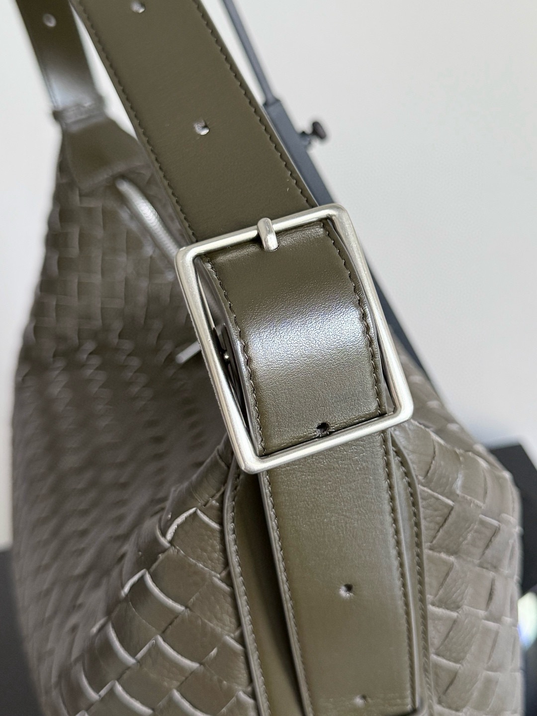 BOTTEGA VENETA 보테가베네타 트래블러 인트레치아토 디어 레더 숄더백 8