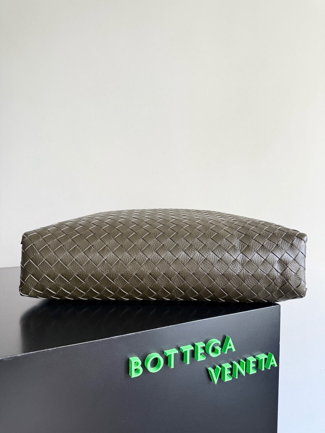 BOTTEGA VENETA 보테가베네타 트래블러 인트레치아토 디어 레더 숄더백 9