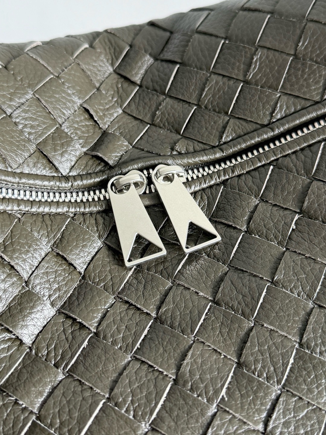 BOTTEGA VENETA 보테가베네타 트래블러 인트레치아토 디어 레더 숄더백 10