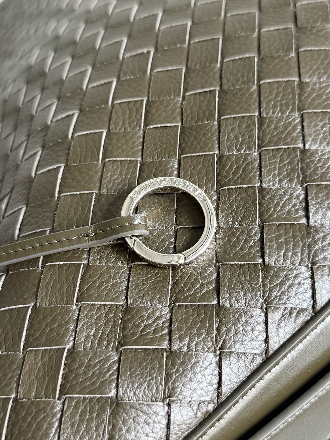 BOTTEGA VENETA 보테가베네타 트래블러 인트레치아토 디어 레더 숄더백 11