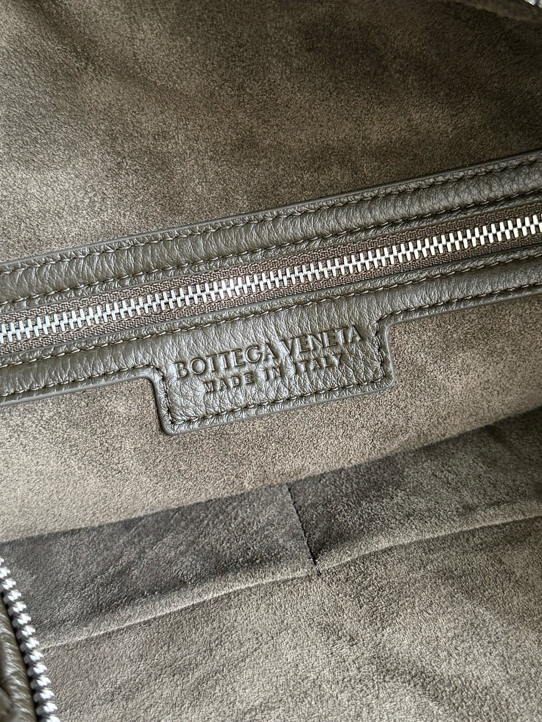 BOTTEGA VENETA 보테가베네타 트래블러 인트레치아토 디어 레더 숄더백 12