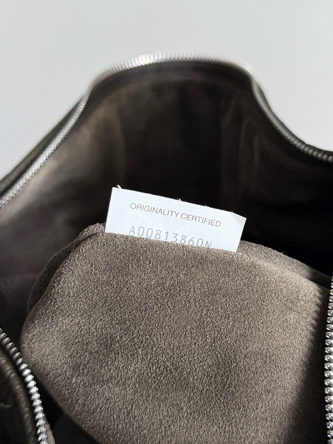 BOTTEGA VENETA 보테가베네타 트래블러 인트레치아토 디어 레더 숄더백 13