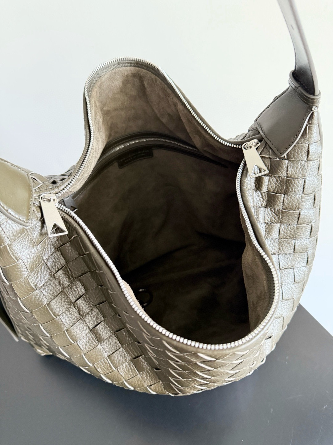 BOTTEGA VENETA 보테가베네타 트래블러 인트레치아토 디어 레더 숄더백 14