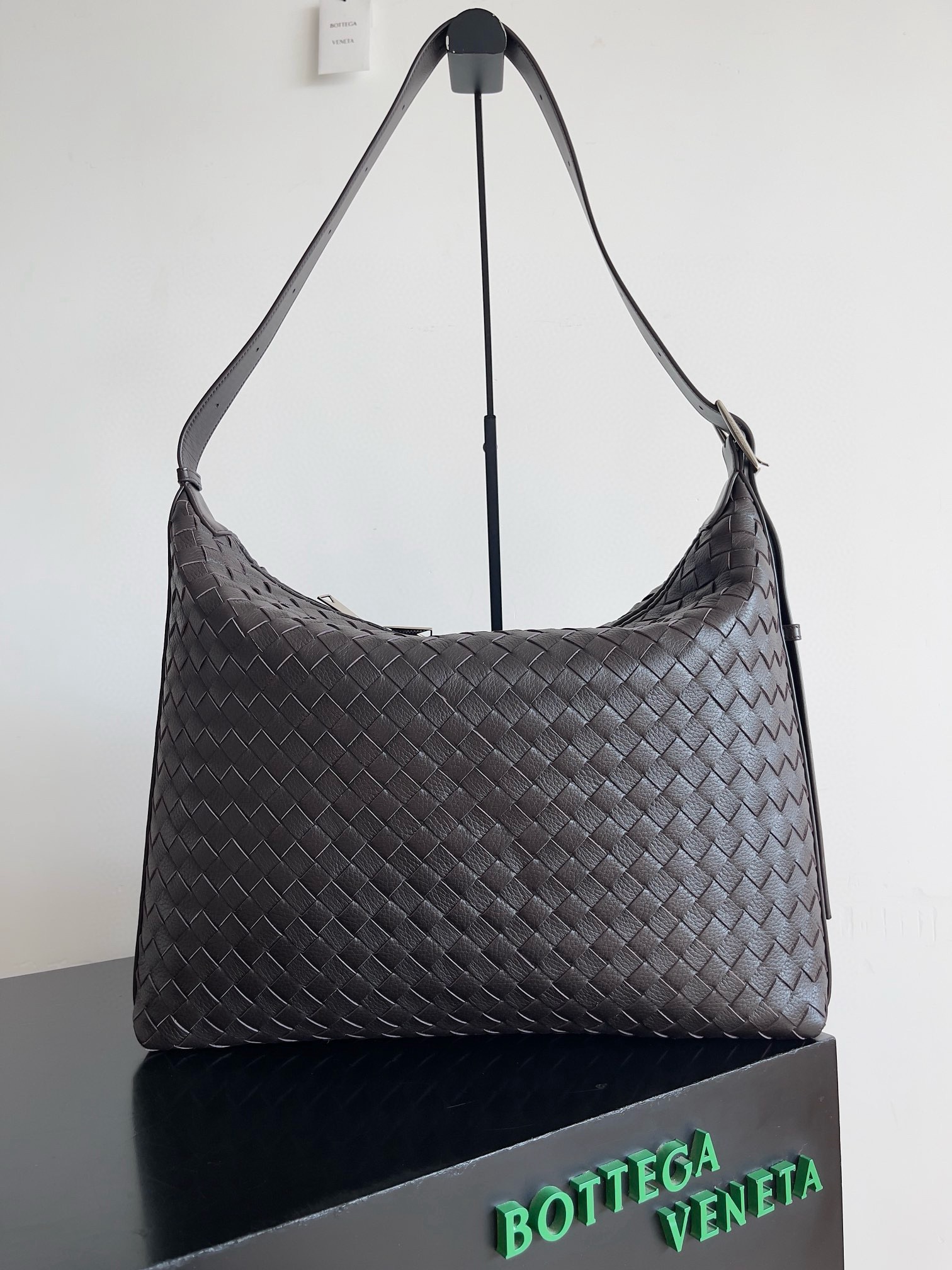 BOTTEGA VENETA 보테가베네타 트래블러 사슴가죽 인트레치아토 숄더백 1