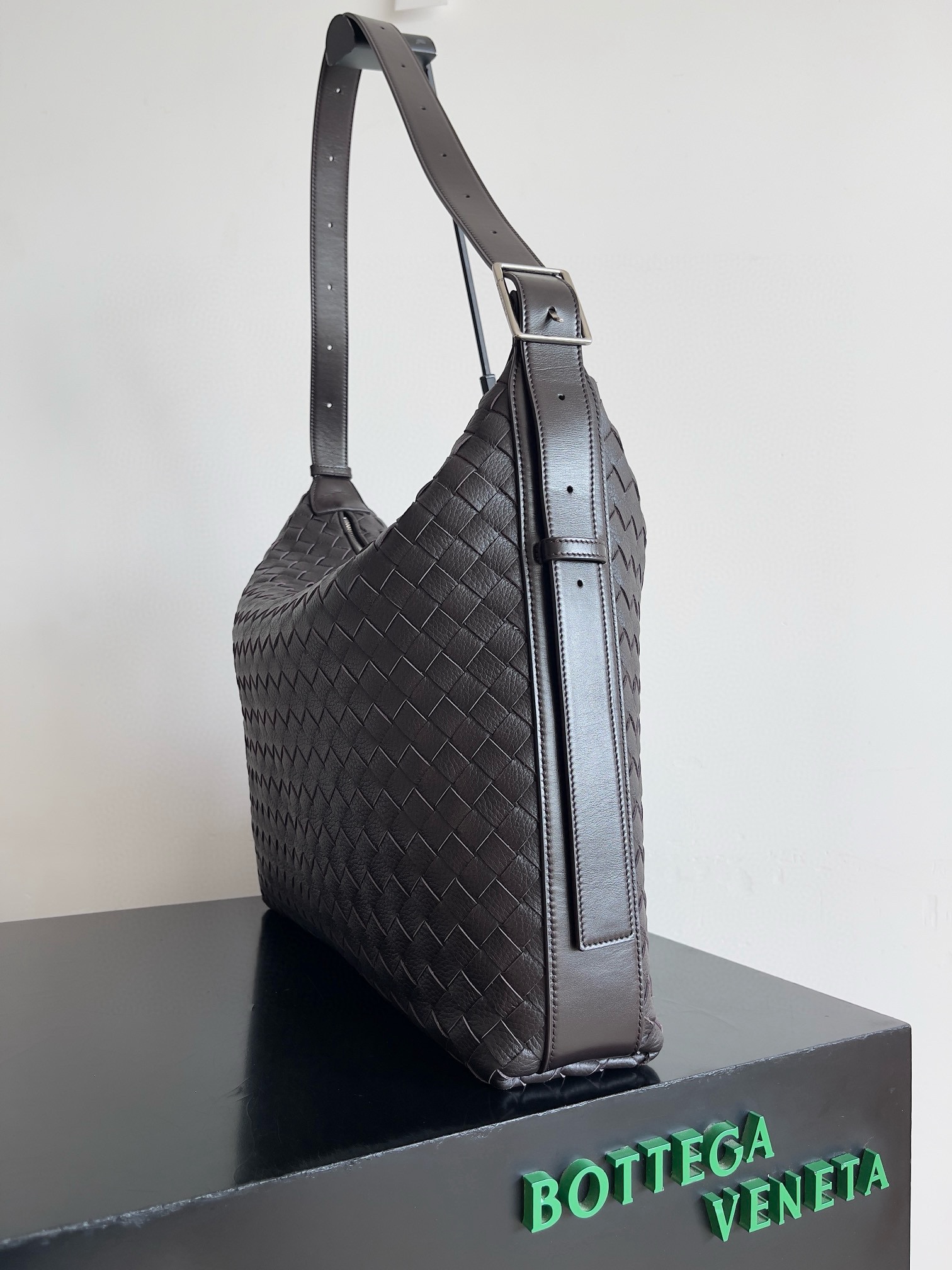 BOTTEGA VENETA 보테가베네타 트래블러 사슴가죽 인트레치아토 숄더백 2