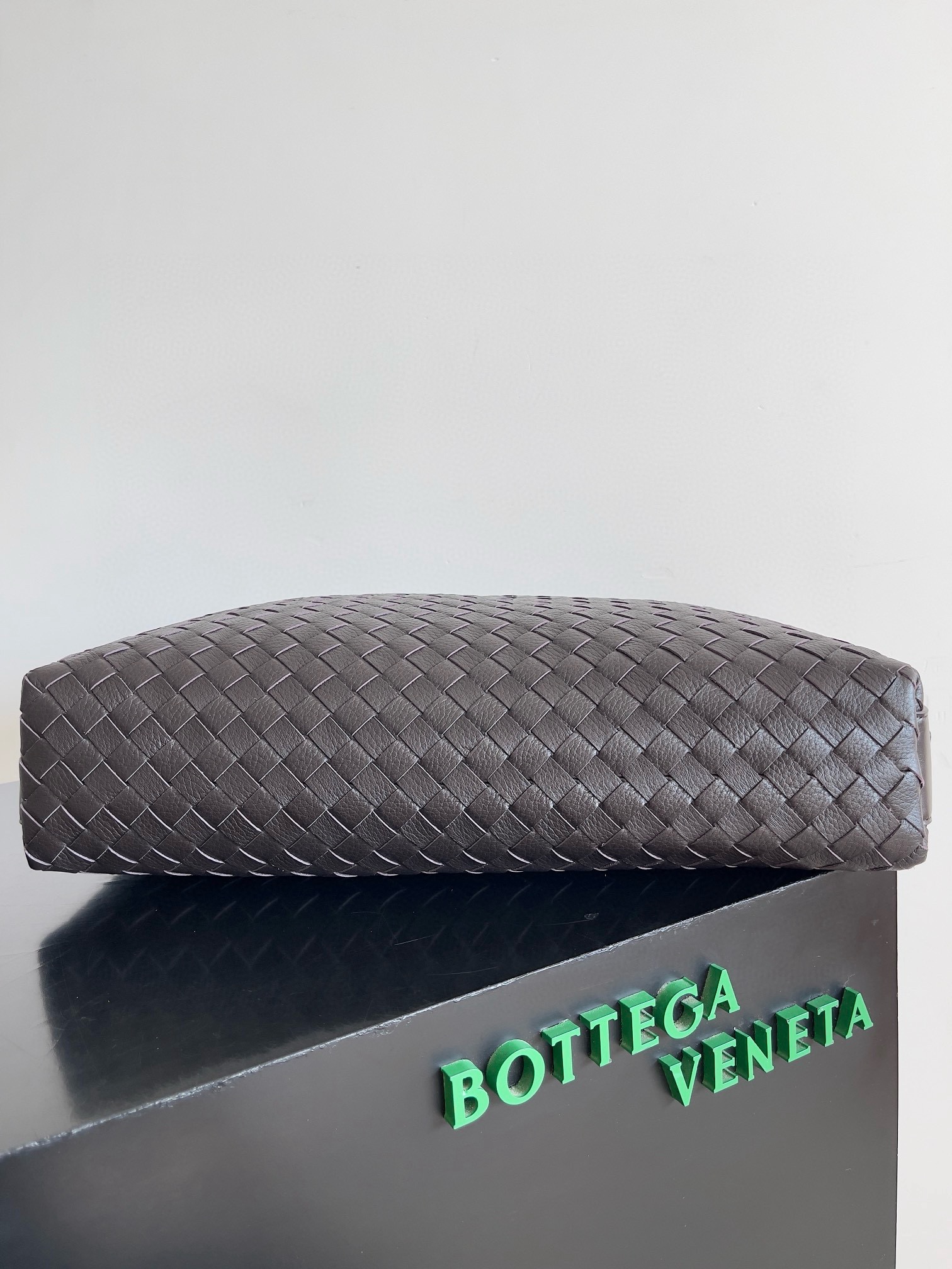 BOTTEGA VENETA 보테가베네타 트래블러 사슴가죽 인트레치아토 숄더백 3