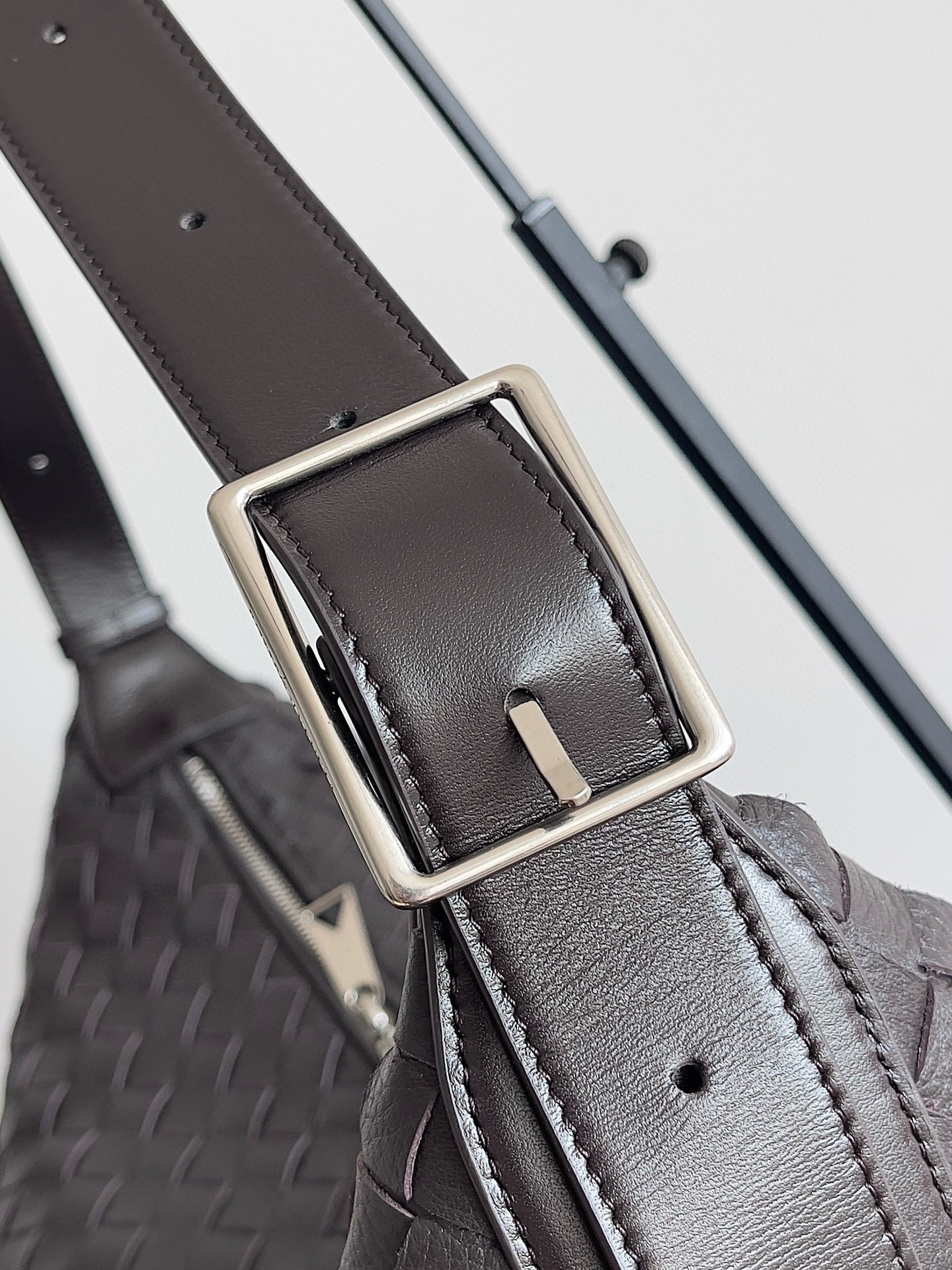 BOTTEGA VENETA 보테가베네타 트래블러 사슴가죽 인트레치아토 숄더백 4