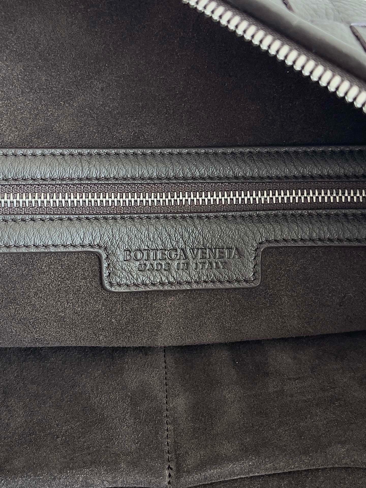 BOTTEGA VENETA 보테가베네타 트래블러 사슴가죽 인트레치아토 숄더백 6