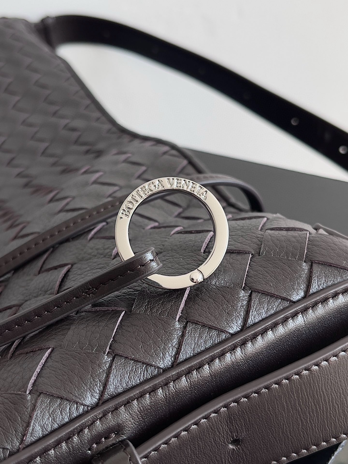 BOTTEGA VENETA 보테가베네타 트래블러 사슴가죽 인트레치아토 숄더백 7