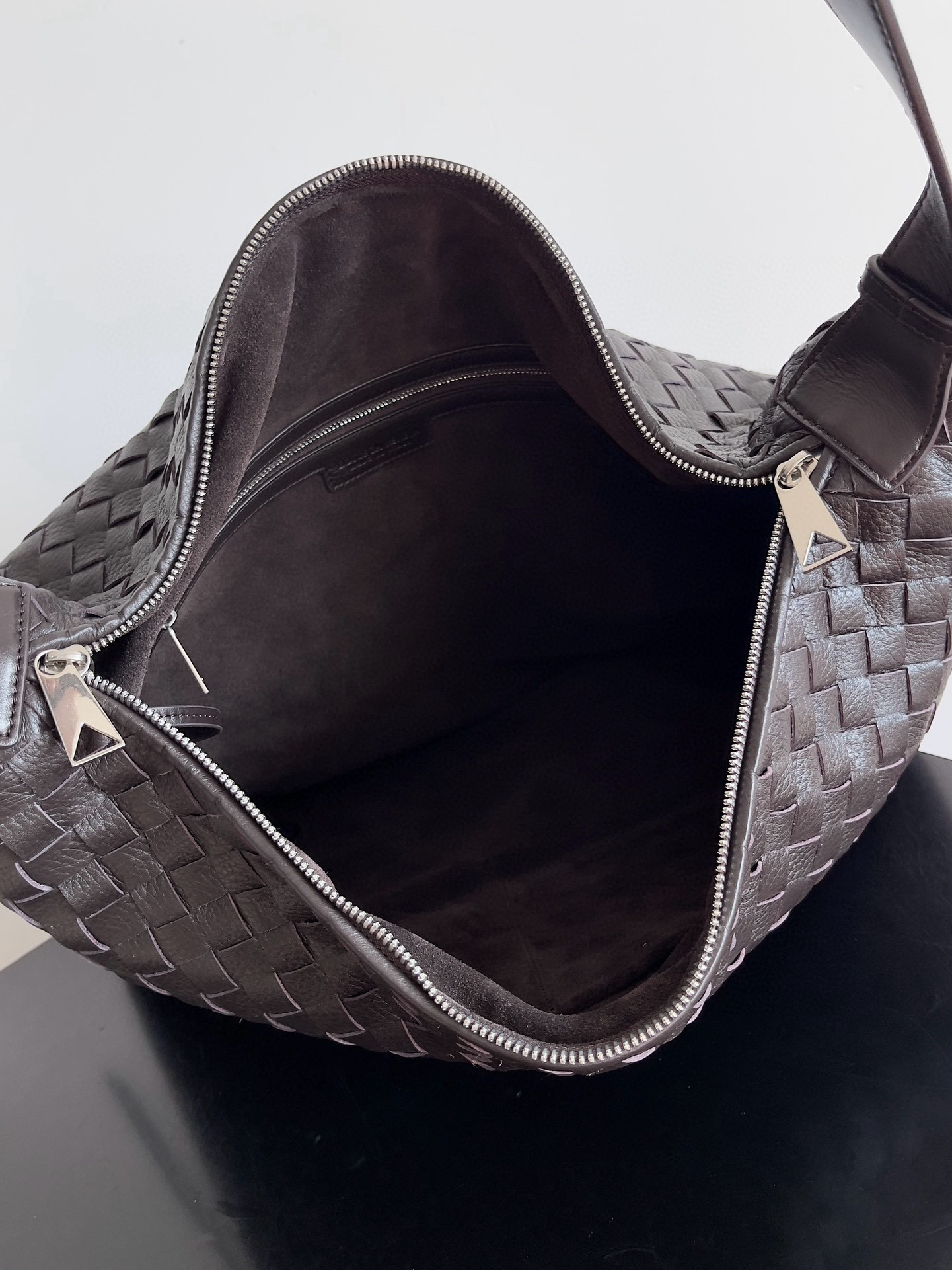 BOTTEGA VENETA 보테가베네타 트래블러 사슴가죽 인트레치아토 숄더백 9