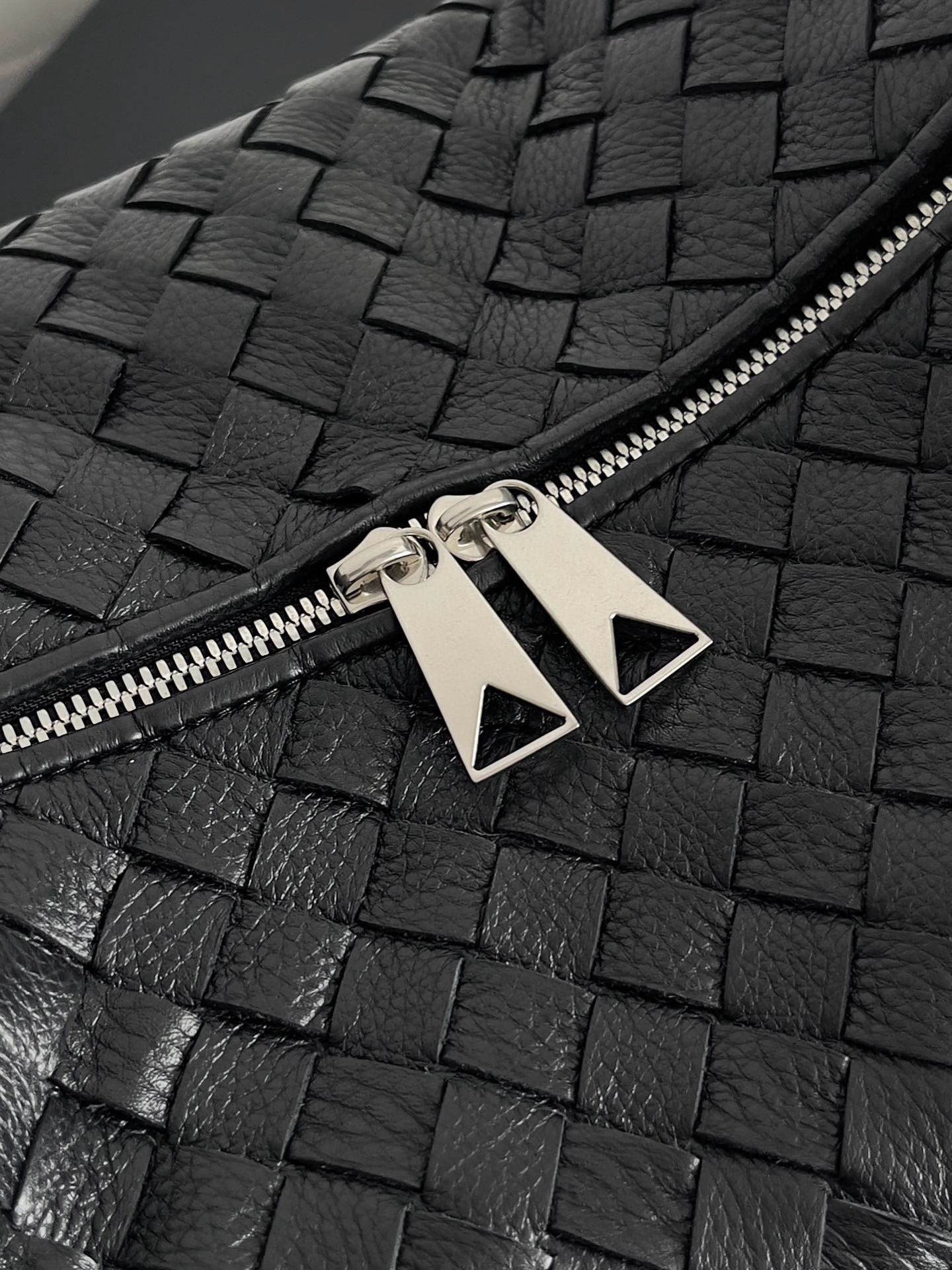 BOTTEGA VENETA 보테가베네타 트래블러 인트레치아토 호보 백 10