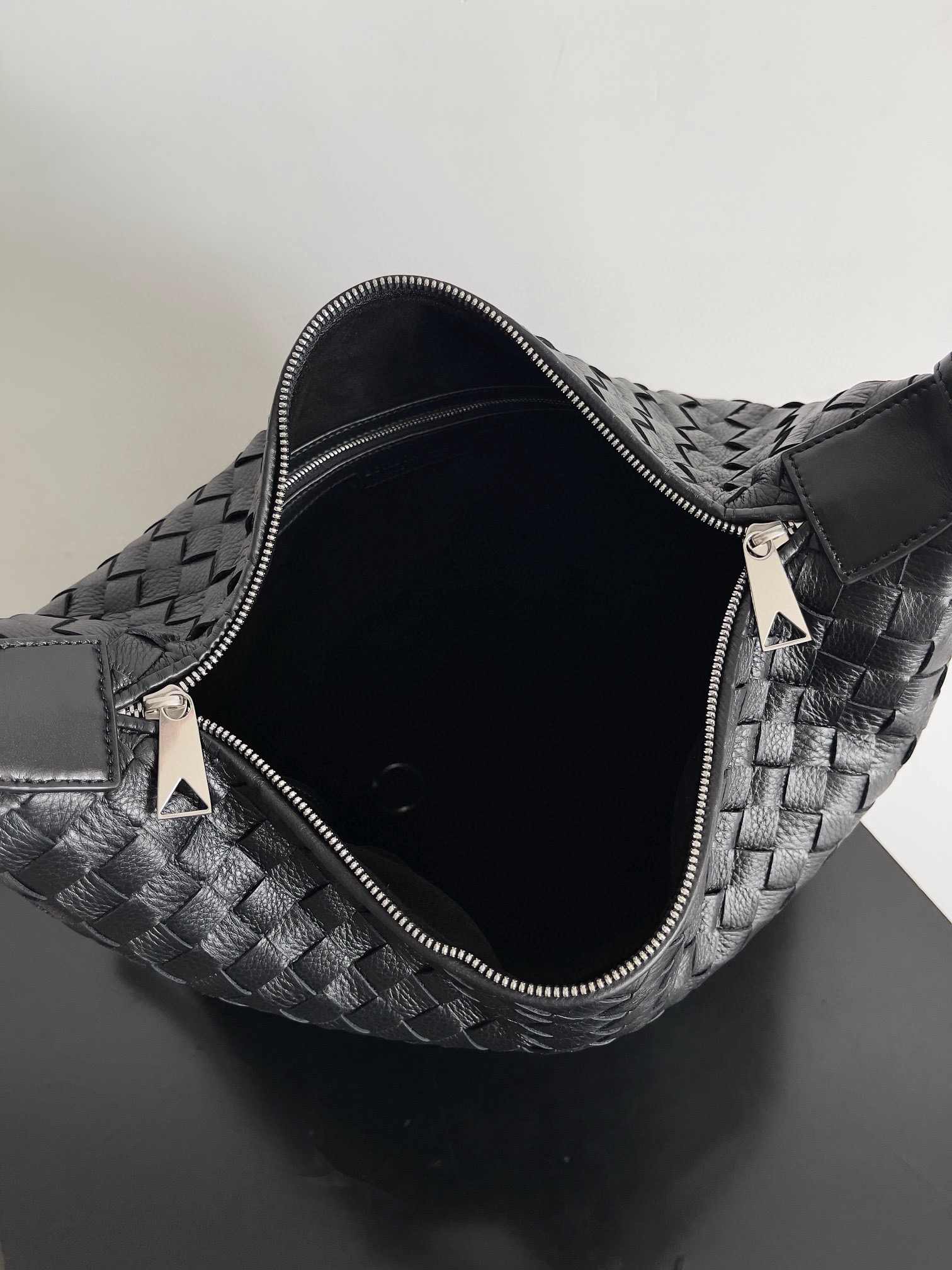 BOTTEGA VENETA 보테가베네타 트래블러 인트레치아토 호보 백 14