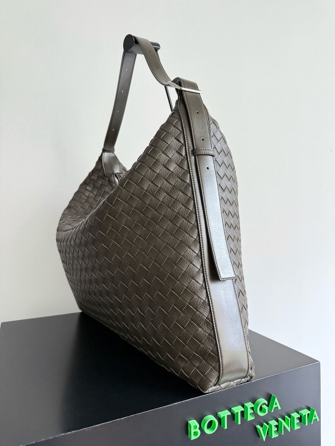 BOTTEGA VENETA 보테가베네타 트래블러 인트레치아토 사슴가죽 호보 백 2