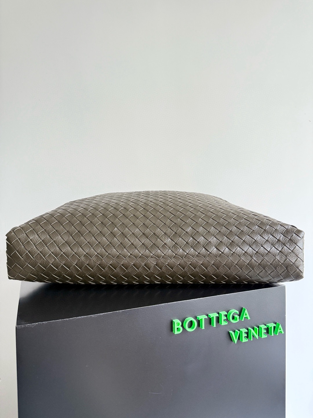 BOTTEGA VENETA 보테가베네타 트래블러 인트레치아토 사슴가죽 호보 백 4