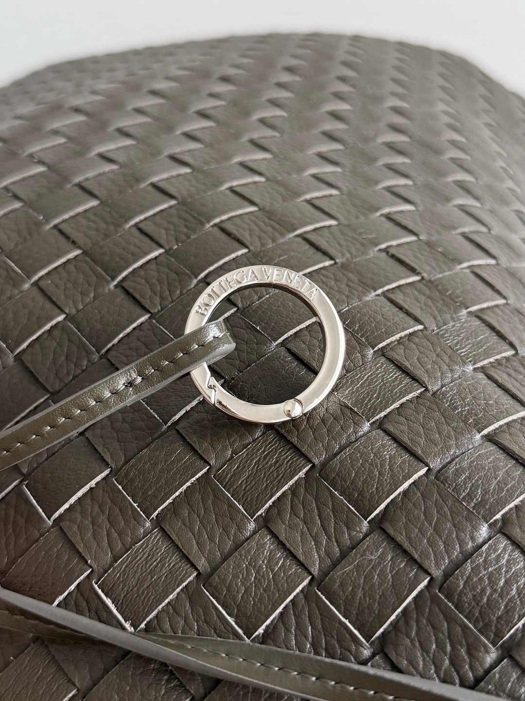 BOTTEGA VENETA 보테가베네타 트래블러 인트레치아토 사슴가죽 호보 백 6