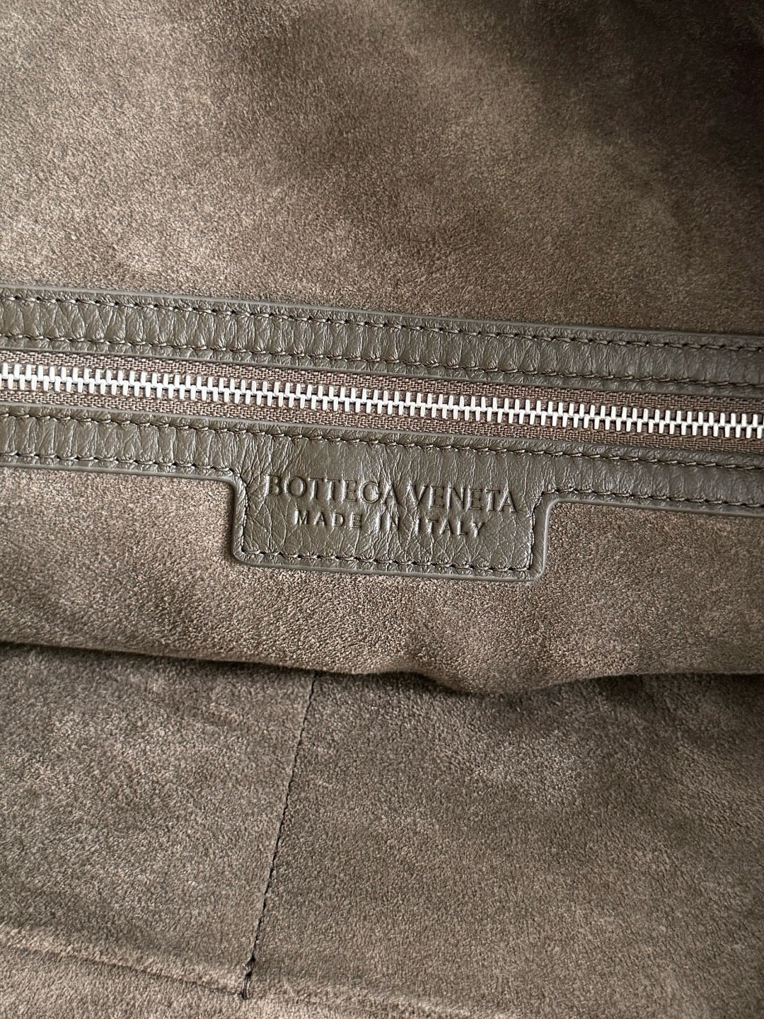 BOTTEGA VENETA 보테가베네타 트래블러 인트레치아토 사슴가죽 호보 백 7